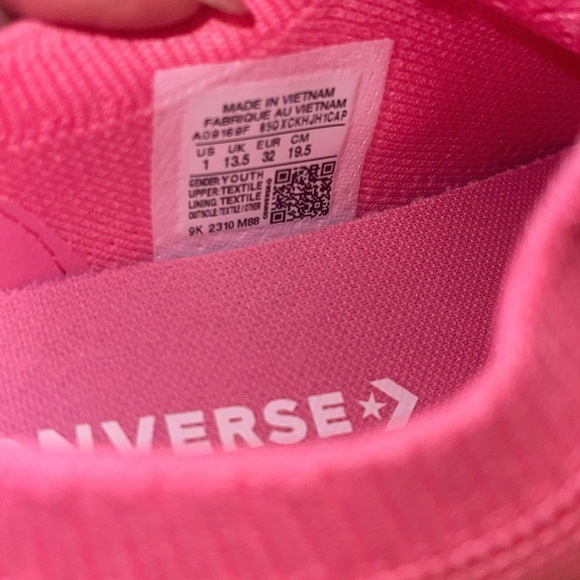 Converse Pink Sneakers Stylish and Comfortable - Picture 3 of 4